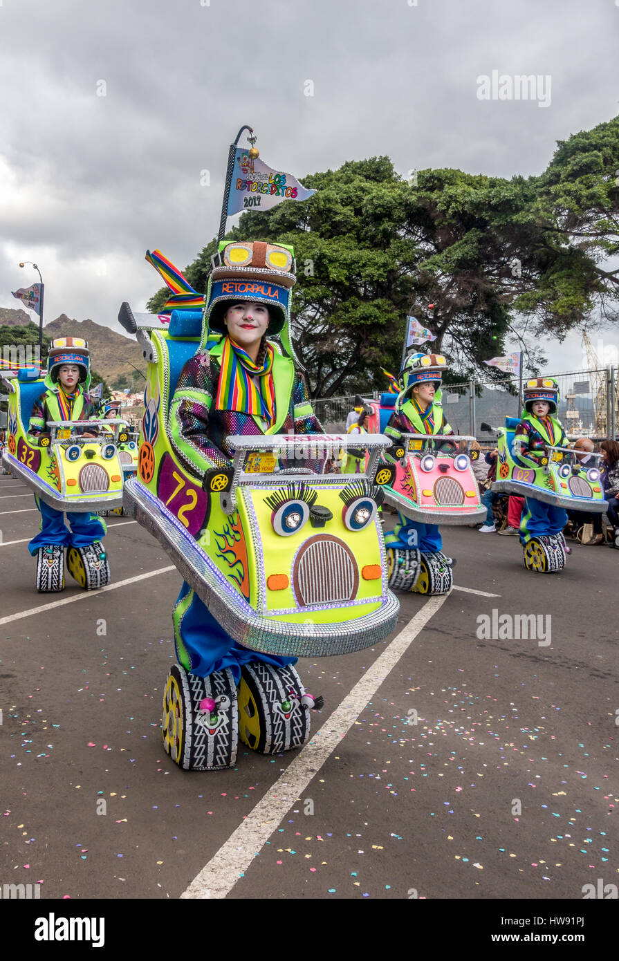 I bambini vestiti da dodgem auto in Tenerife sfilata di carnevale Foto  stock - Alamy