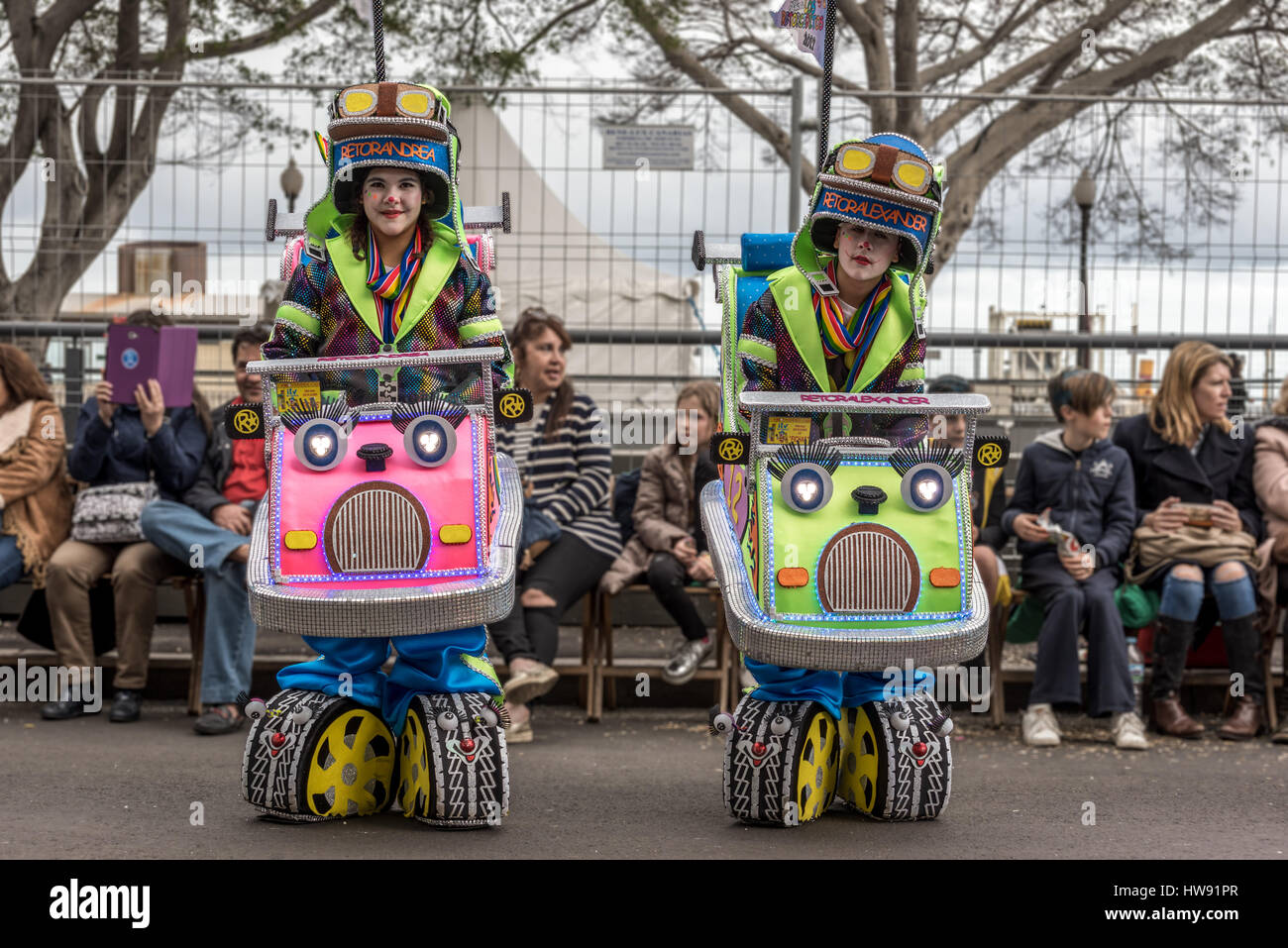 I bambini vestiti da dodgem auto in Tenerife sfilata di carnevale Foto  stock - Alamy
