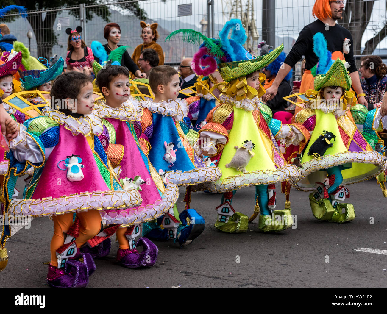 Bambini giovani nell elaborare fancy dress in Tenerife sfilata di Carnevale Foto Stock