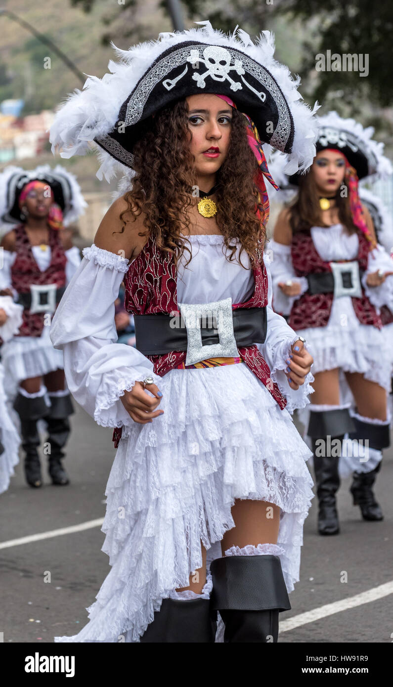 Le donne e le ragazze vestito in costume pirata dancing in Tenerife sfilata  di carnevale Foto stock - Alamy