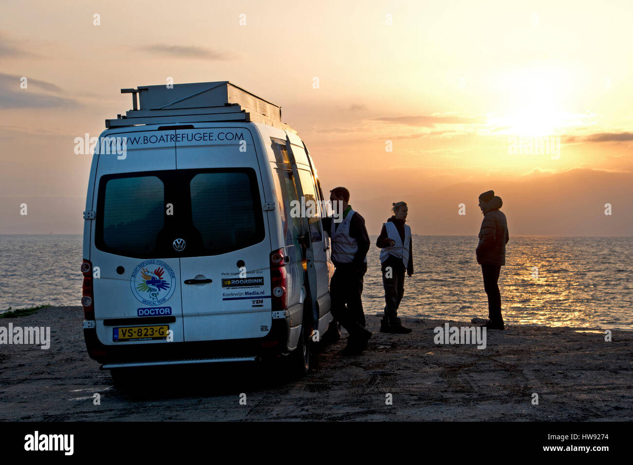 Mitilini, Lesbo, Grecia, 25-Februari-2016: ONG, la barca rifugio foundation dai Paesi Bassi sono in attesa per una barca di rifugiati che arrivano a riva Foto Stock