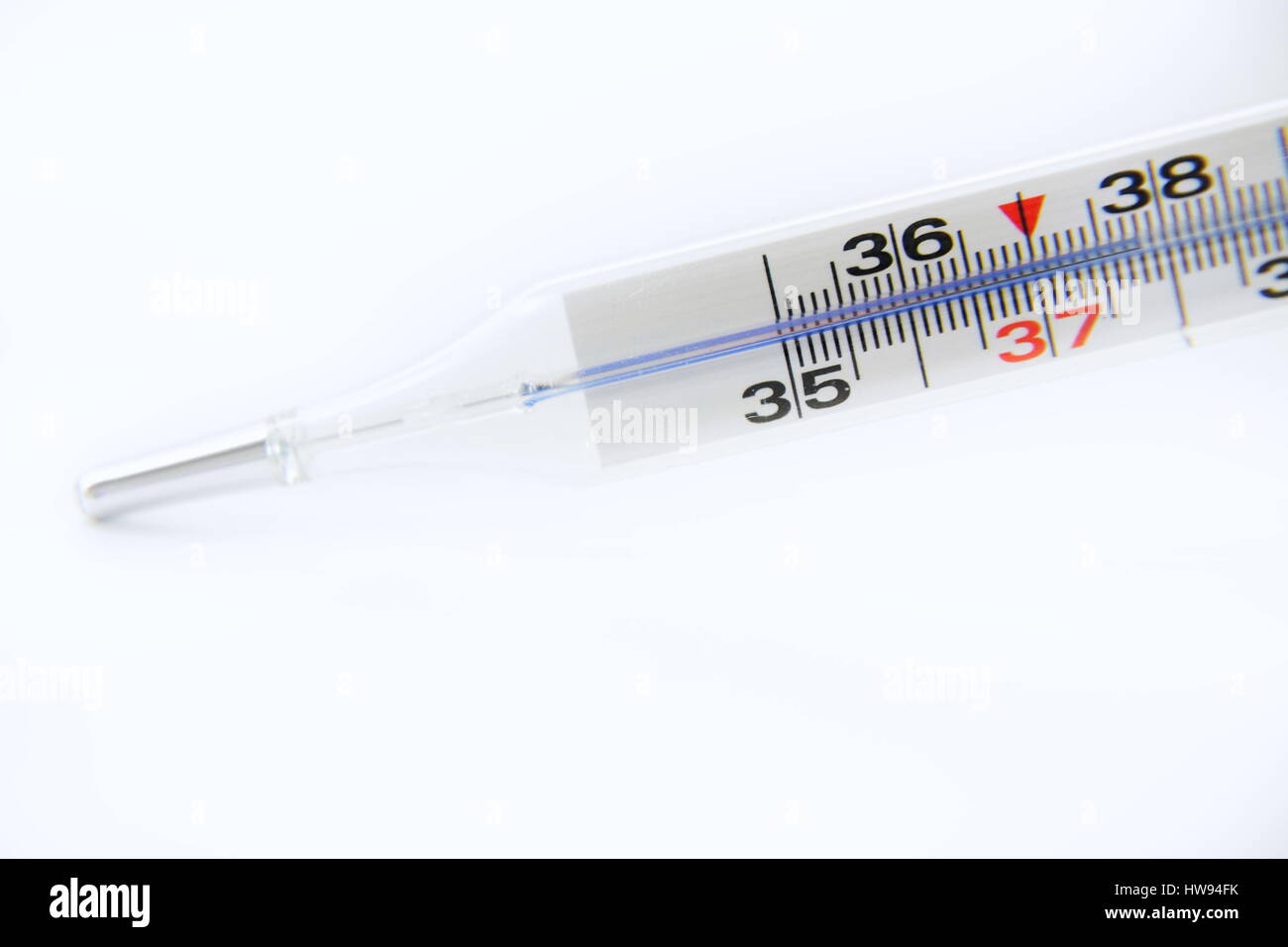 Termometro medico che indica la temperatura 37,8 gradi centigradi isolato su bianco Foto Stock