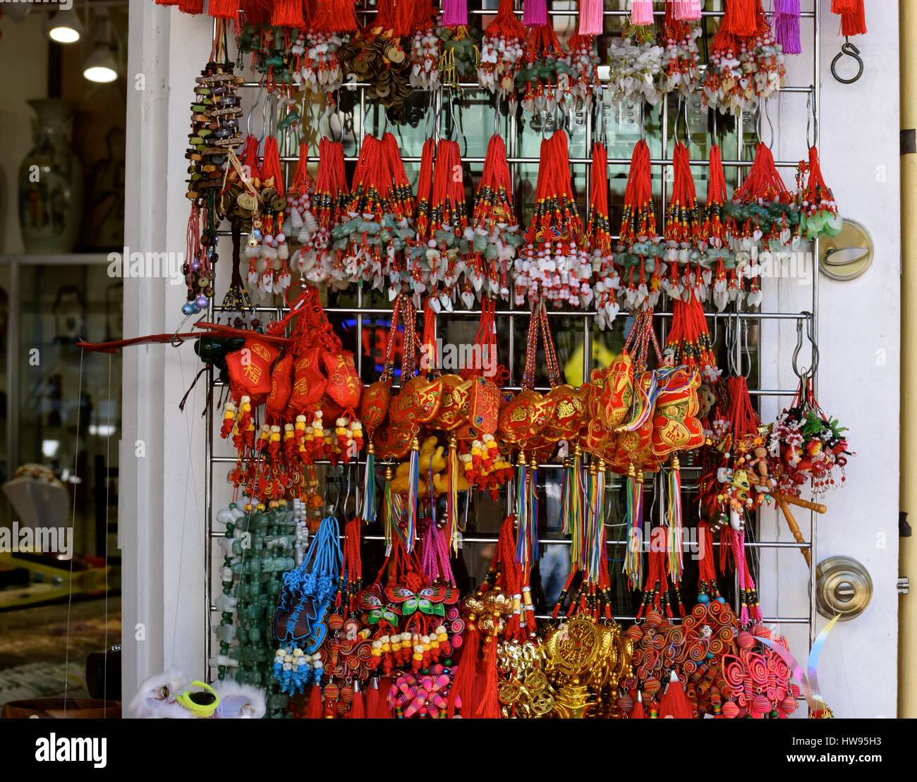 Merchants display colorato Minuterie sulla loro entrata porte per attirare gli acquirenti. Posizione: Chinatown di Honolulu Foto Stock