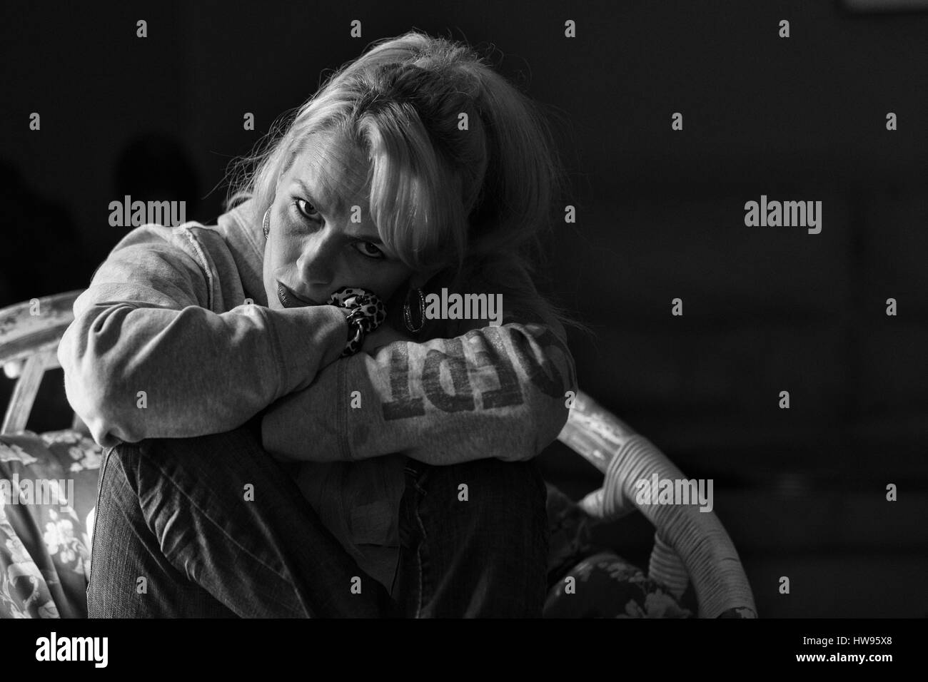 Donna attraente meditando o preoccupante Foto Stock