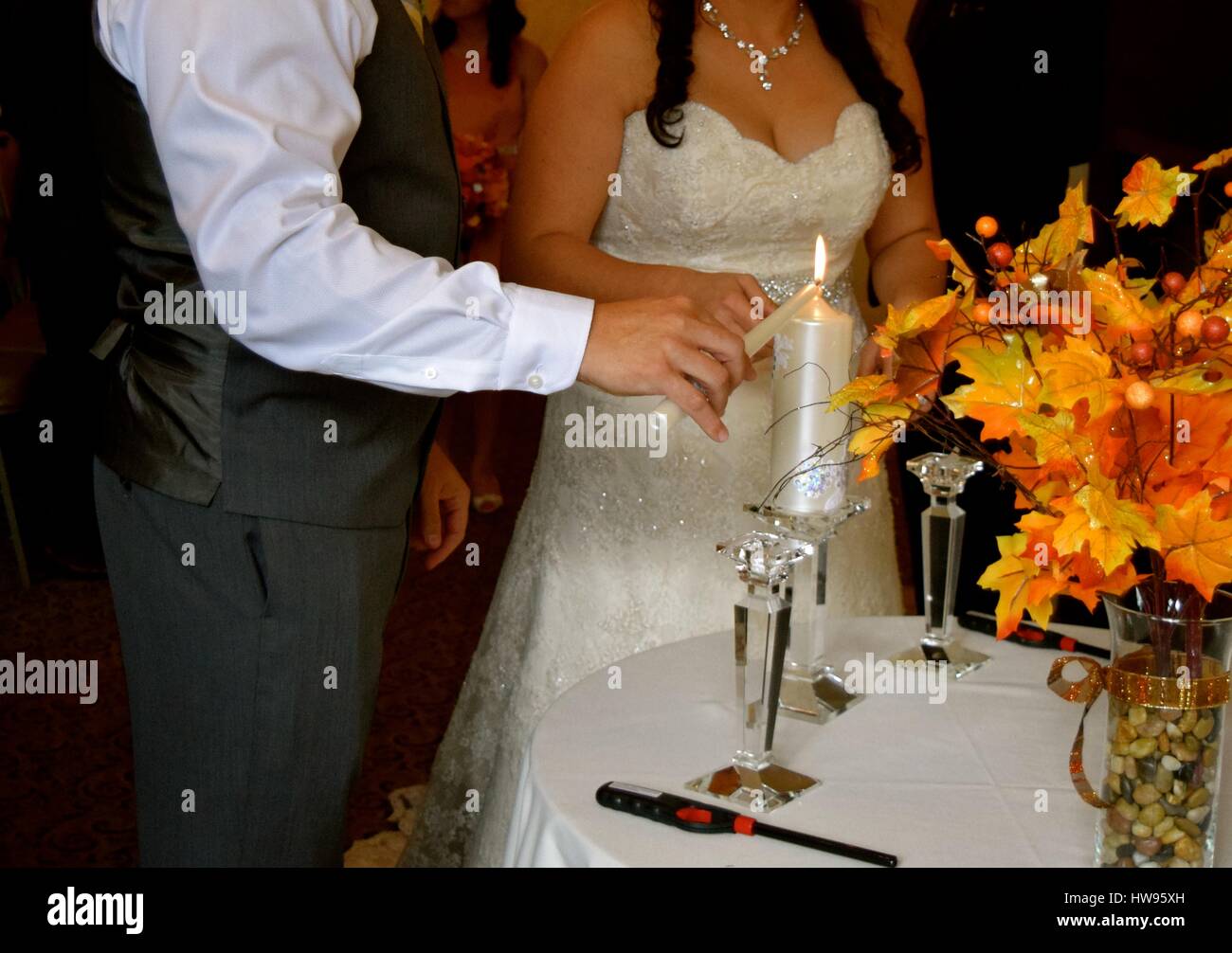 Candela accesa con due candele, quello precedentemente accesa dalla famiglia spose gli altri dal govern famiglia. La tradizione significa unità per il giovane. Foto Stock