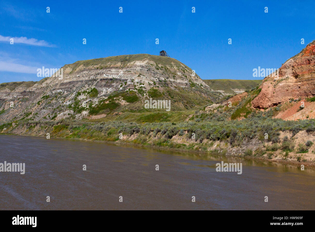 La vista dalla mia stella ponte di sospensione della vecchia miniera lavorazioni lungo il cervo rosso fiume, Rosedale, Alberta, Canada Foto Stock