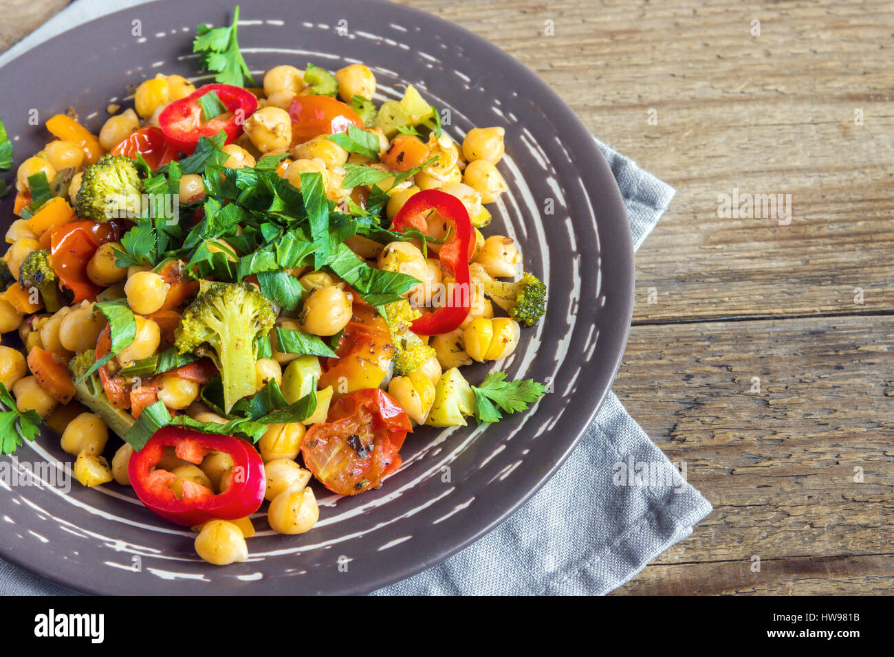 In casa vegetariano piccante stufato con ceci e verdure sulla piastra close up - vegetariana sana dieta vegana proteina cibo organico piatto Foto Stock