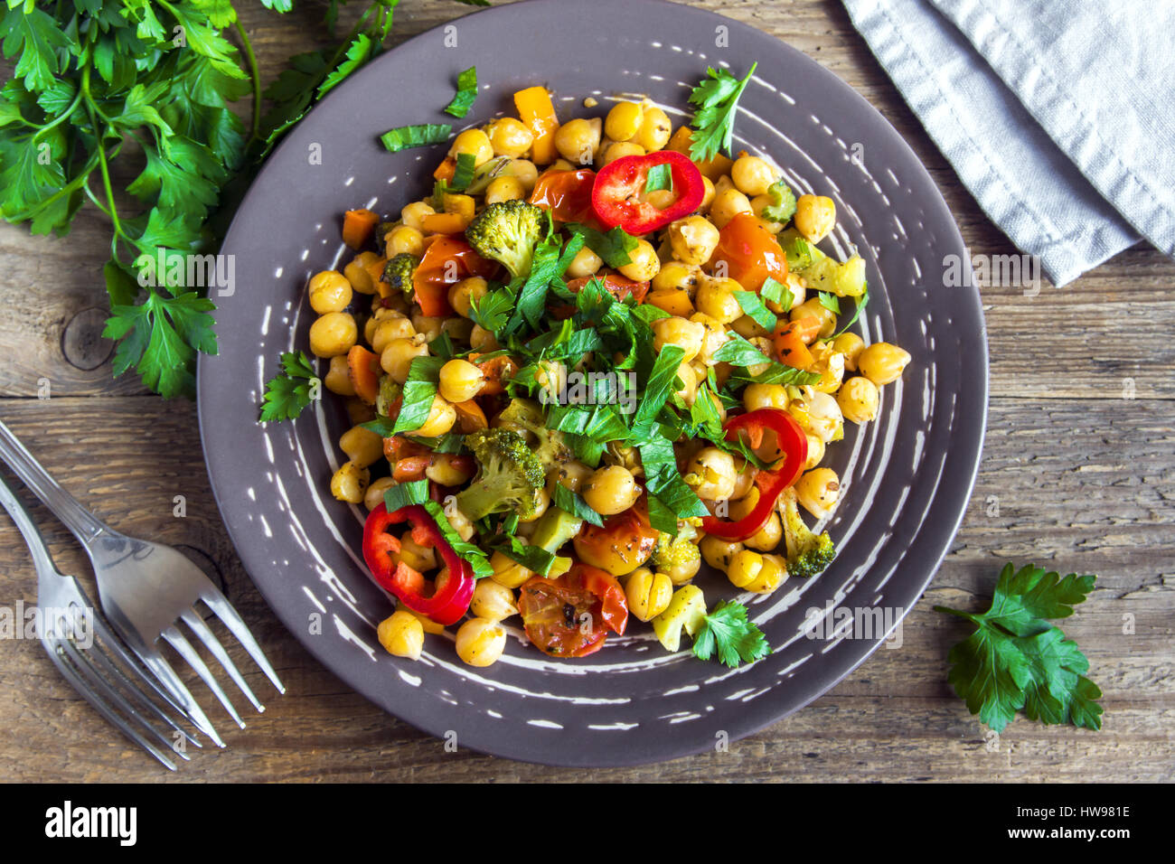 In casa vegetariano piccante stufato con ceci e verdure sulla piastra close up - vegetariana sana dieta vegana proteina cibo organico piatto Foto Stock