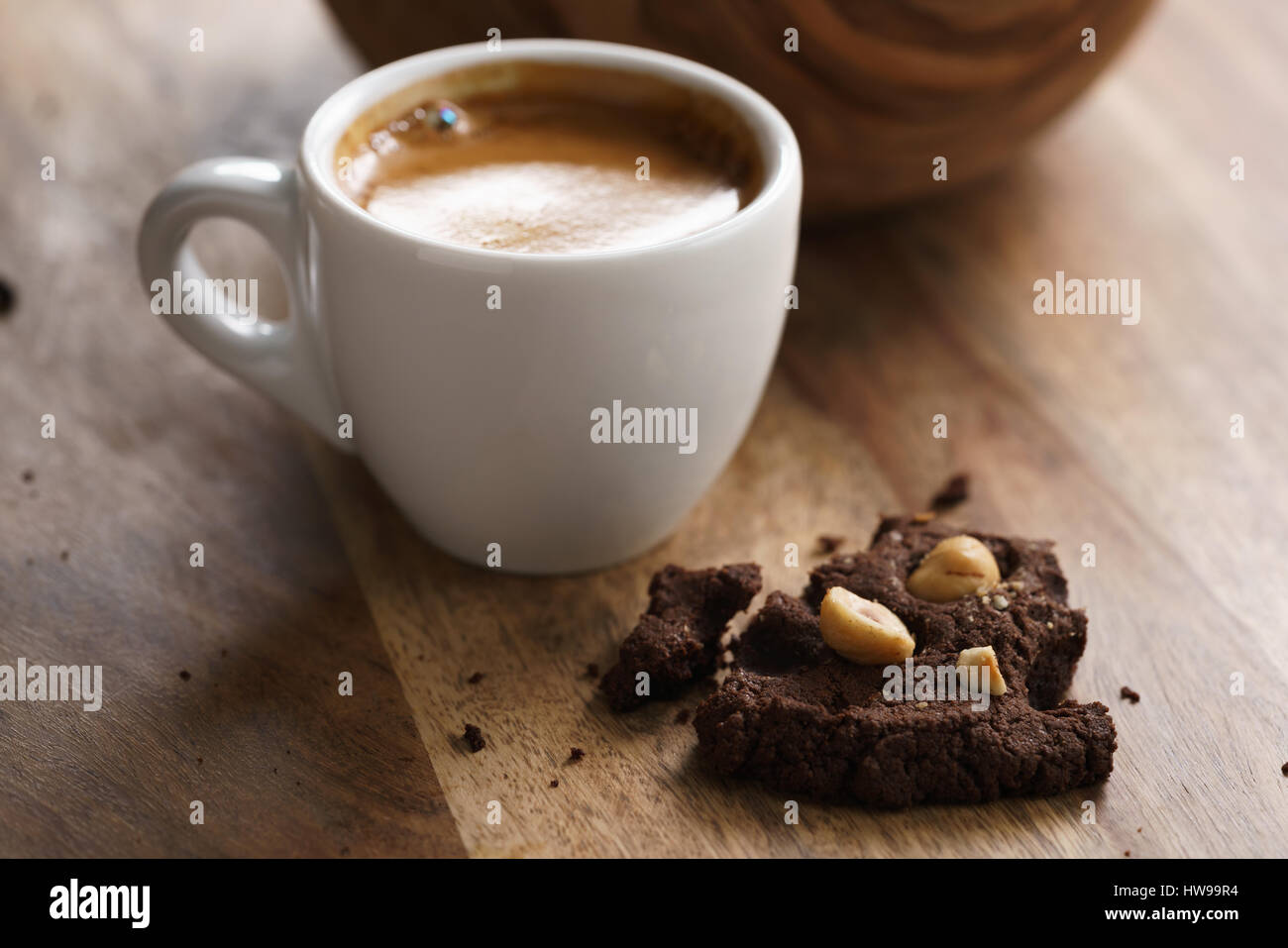 Tazza di caffè espresso fresco con cioccolato artigianale cookie con nocciole Foto Stock