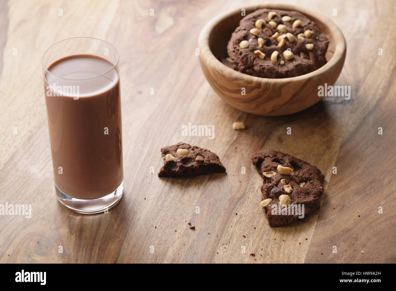 Cioccolato al latte in vetro con cioccolato artigianale biscotti con nocciole Foto Stock