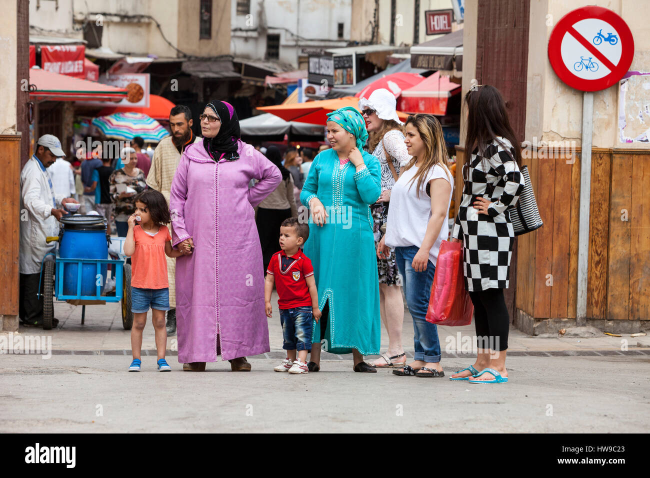 Fes, Marocco. Le donne marocchine in tradizionali e moderni stili del vestito. Foto Stock