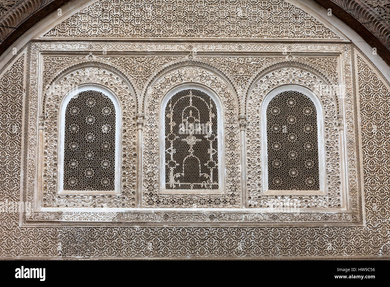 Fes, Marocco. Decorazione a stucco con la calligrafia e design floreale, Attarine Medersa, Fes El-Bali. Foto Stock
