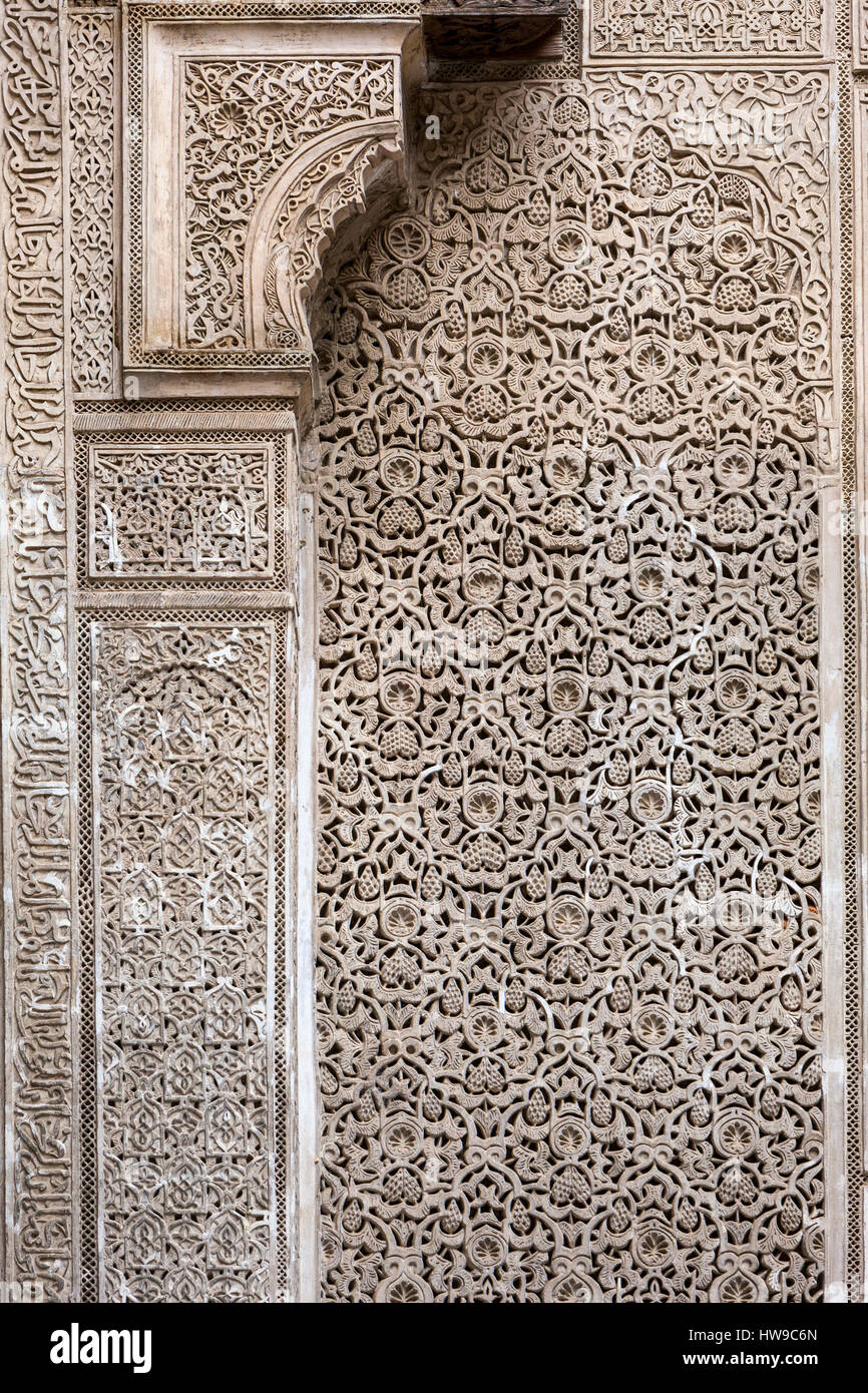 Fes, Marocco. Decorazione a stucco con la calligrafia e design floreale, Attarine Medersa, Fes El-Bali. Foto Stock