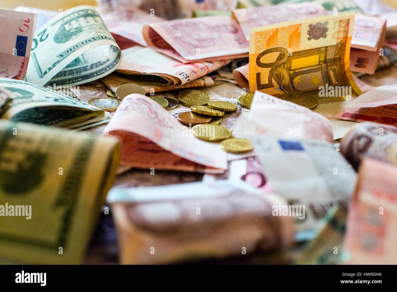 Una varietà di valuta internazionale Foto Stock