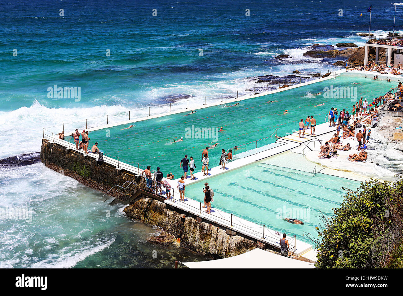 SYDNEY, Australia - 21 gennaio 2017: persone non identificate in bagni di Bondi a Sydney, in Australia. Si tratta di un pool di marea aperto a 1929. Foto Stock