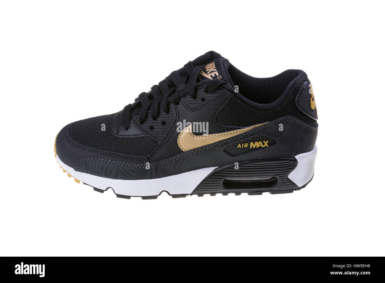 BURGAS, Bulgaria - 29 dicembre 2016: Nike Air Max scarpe donna - sneakers  in nero, isolati su sfondo bianco. Nike è un global sports vestiti un Foto  stock - Alamy