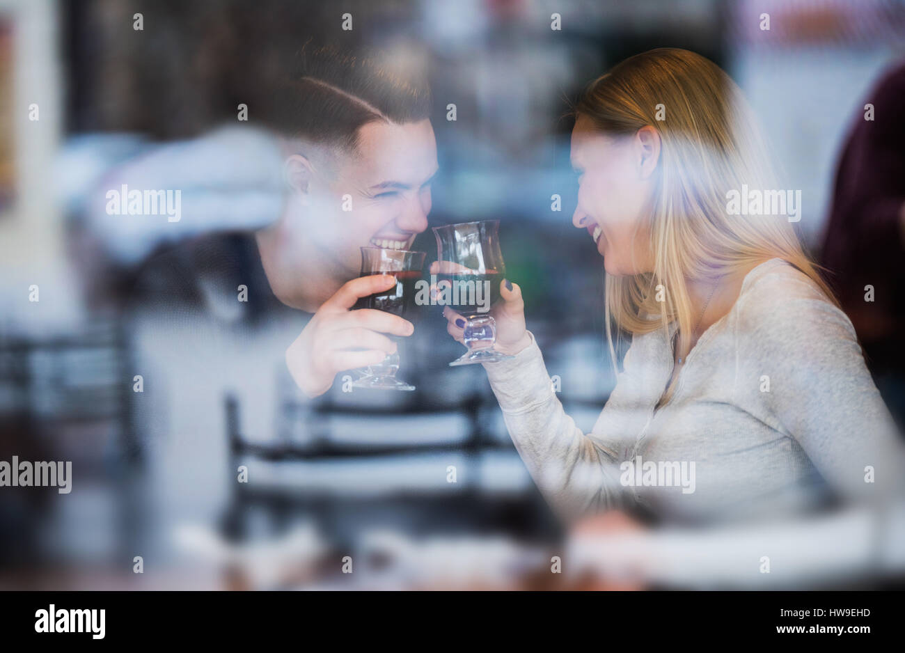 Giovane bella giovane tifo e ridere Foto Stock