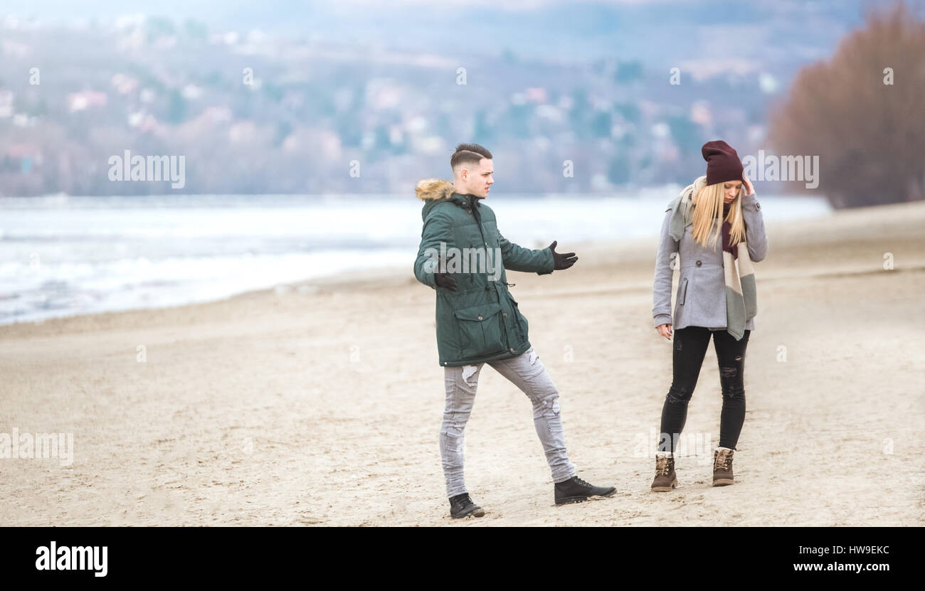 Coppia giovane aventi difficoltà di relazione Foto Stock