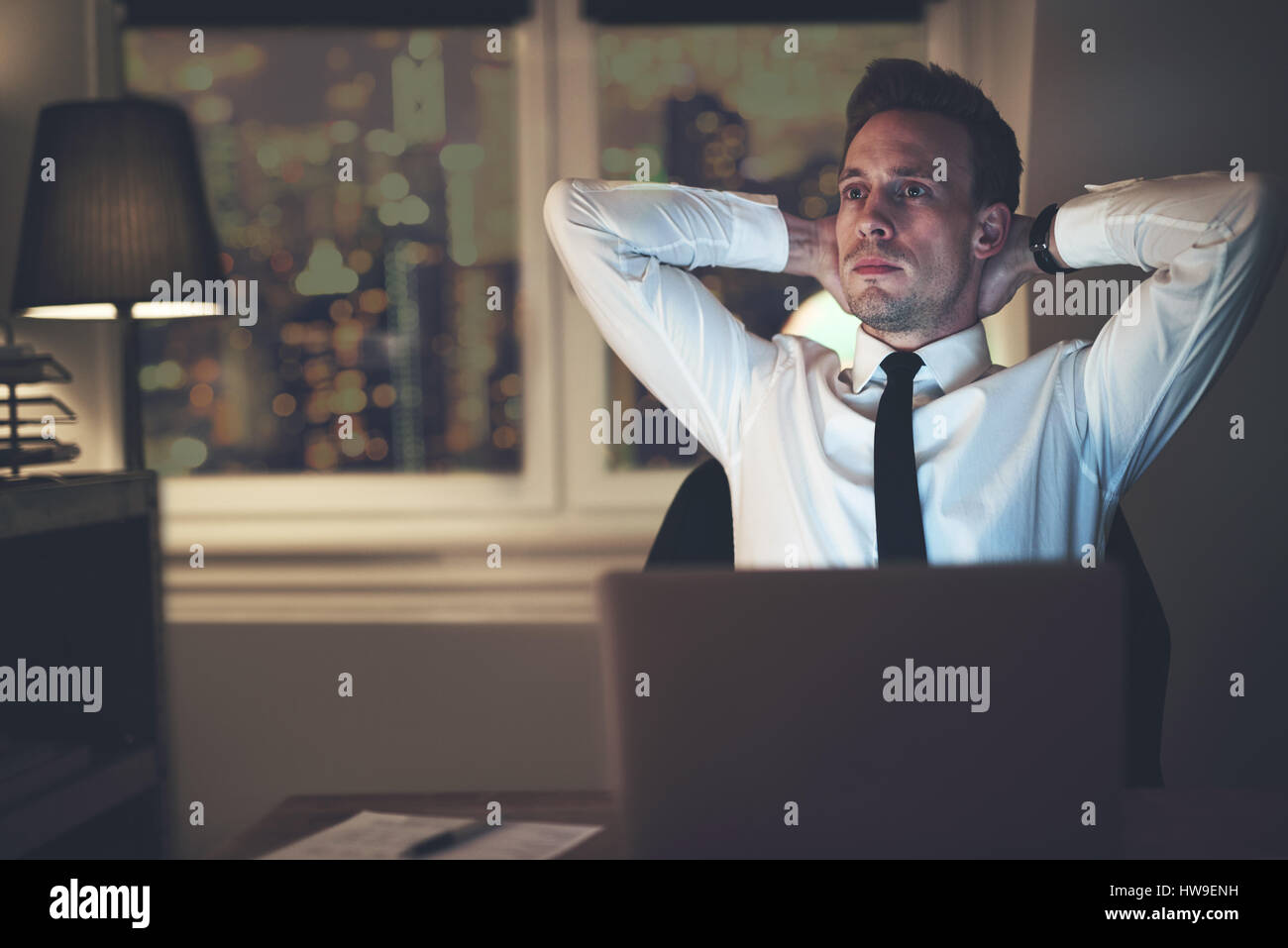 Imprenditore pensando a Office lavoro straordinario di notte, risoluzione dei problemi Foto Stock
