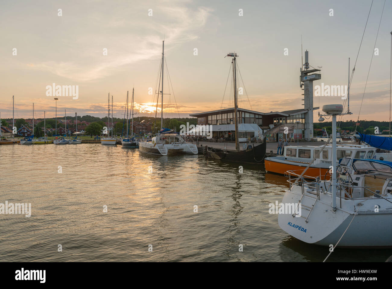 Habor con sialing barche e un catamarano in Nida Coronian allo spiedo, Patrimonio Mondiale dell'UNESCO, della Lituania, dell'Europa orientale Foto Stock