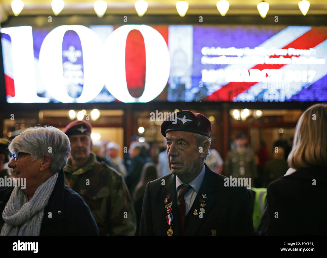 Un veterano al di fuori del London Palladium di Londra, prima dell'inizio di una mostra celebra Dame Vera Lynn il centesimo compleanno. Foto Stock