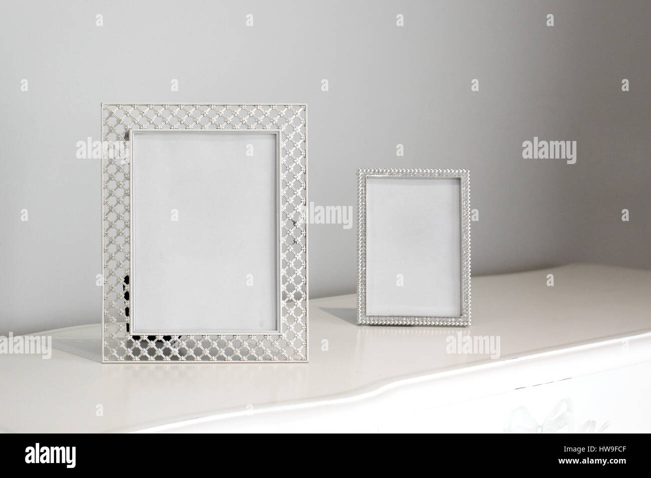 Moderna cornice immagine su Bianco decorazione della tavola in soggiorno Foto Stock