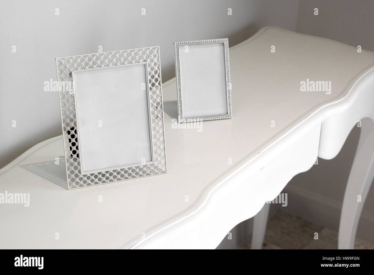Moderna cornice immagine su Bianco decorazione della tavola in soggiorno Foto Stock