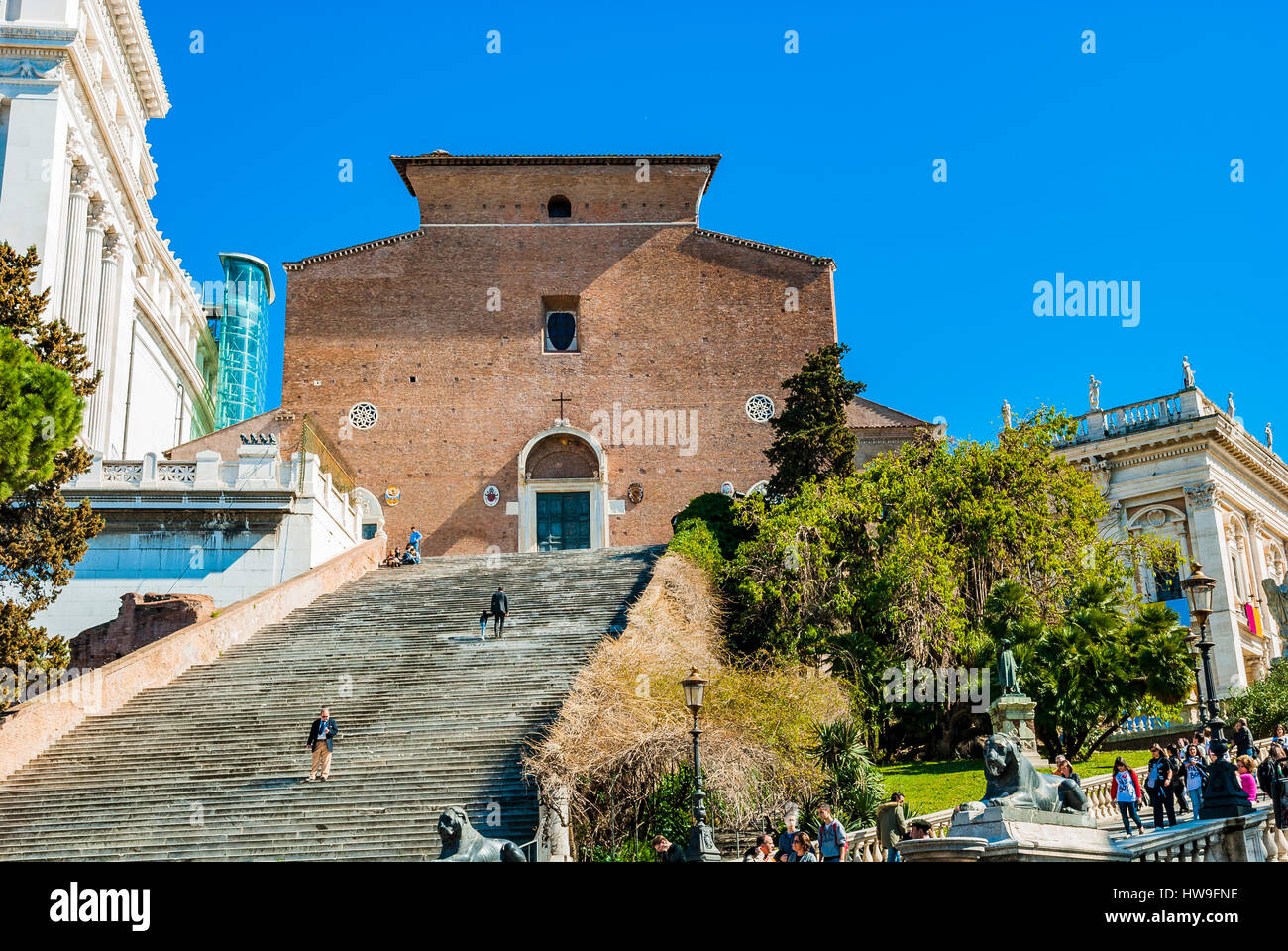 La facciata della Basilica di Santa Maria in Ara Coeli con la scalinata monumentale. Roma, Lazio, l'Italia, l'Europa. Foto Stock