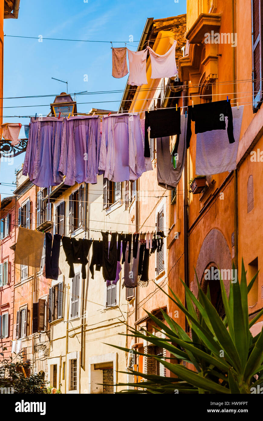 Vestiti appesi essiccazione. Street nel quartiere di Trastevere. Roma, Lazio, l'Italia, l'Europa. Foto Stock