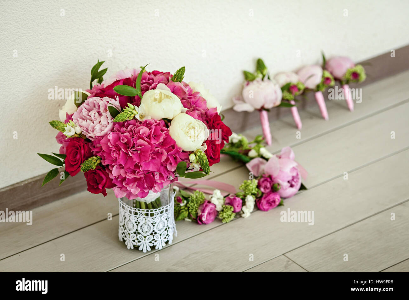 Sposa bouquet, decorazioni per capelli e bella boutonnieres Foto Stock