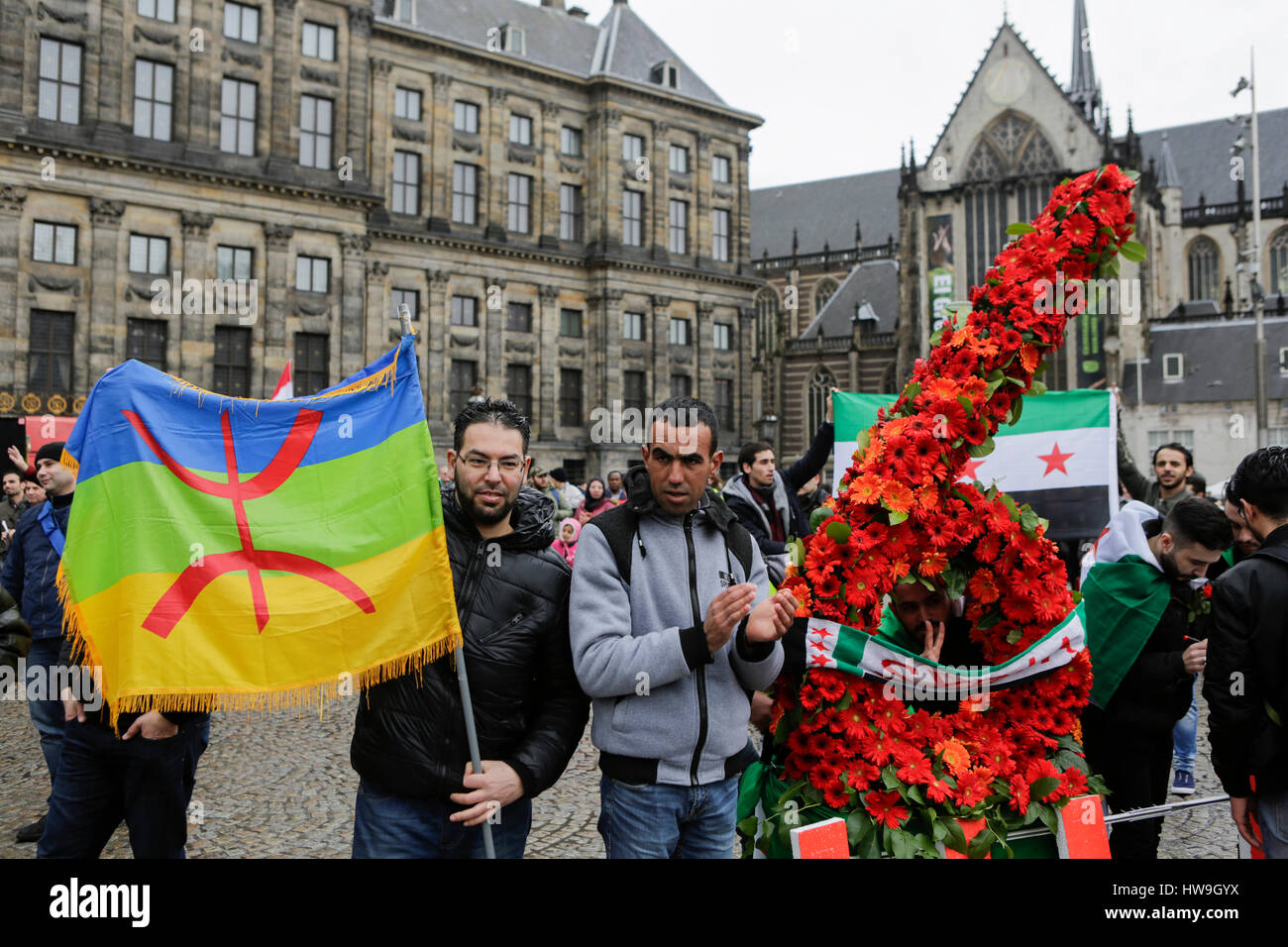 Amsterdam, Paesi Bassi. Xviii Mar, 2017. Due uomini posano con una bandiera berbera in corrispondenza di un numero 6 realizzato da fiori. Siriani che vivono in Amsterdam ha celebrato il sesto anniversario della sollevazione di opposizione in Siria, che portano in corso per la siria guerra civile. Credito: Michael Debets/Pacific Press/Alamy Live News Foto Stock