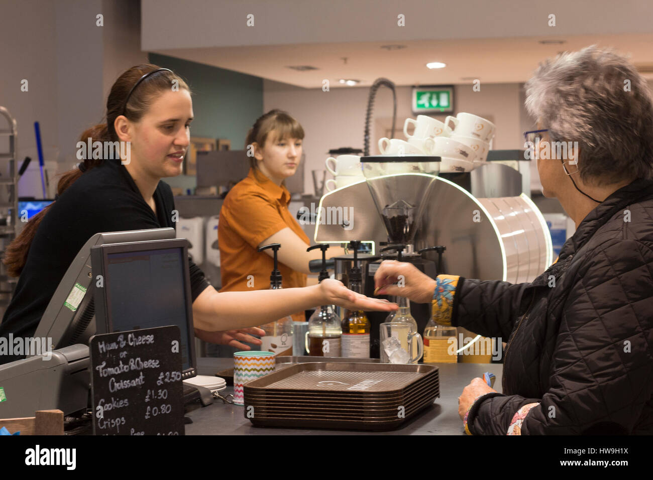 I dipendenti che lavorano in un bar locale a Cardiff Foto Stock
