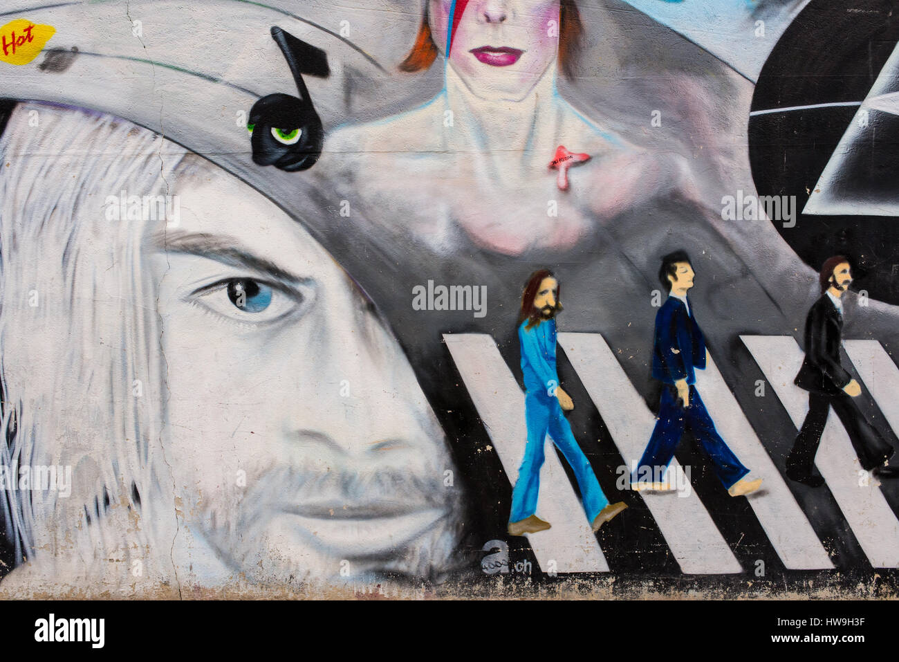 Graffiti con Kurt Cobain e l'album dei Beatles coprire "Abbey Road' nella parte anteriore del ristorante-bar 'L'Unique' dipinta da arte4000, Basel, Svizzera. Foto Stock