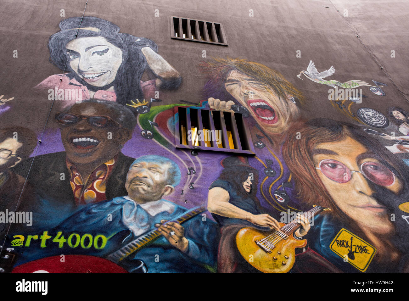 La parete mostra ritratti di stelle del rock come Janis Joplin, Keith Richard, Mick Jagger, Morrison e le porte, Jimy Hendrix, l'Oms, Pearl Jam, Dave G Foto Stock