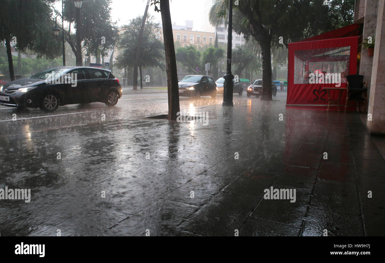 Tempesta estiva nella città di Palma, nell'isola di Maiorca Foto Stock