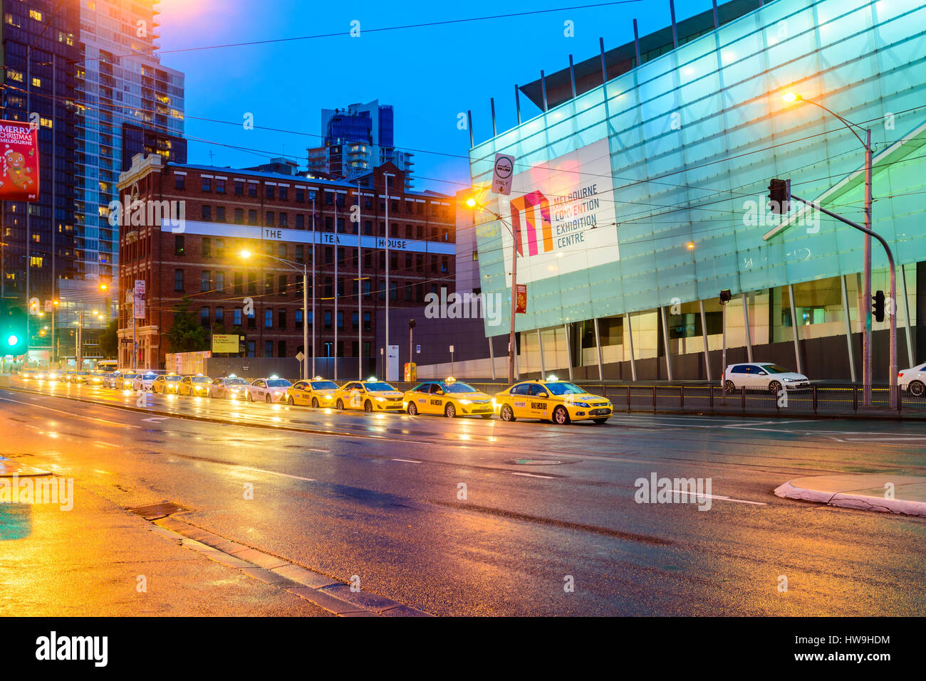 Melbourne, Australia - 27 dicembre 2016: Melbourne Auto taxi in città in coda per il prelievo dei passeggeri vicino al Crowne Plaza hotel di notte Foto Stock