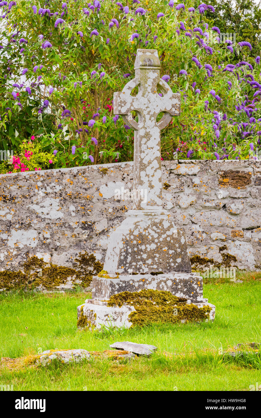 Antiche lapidi e croci celtiche a Clonmacnoise insediamento monastico nella Contea di Offaly. Foto Stock