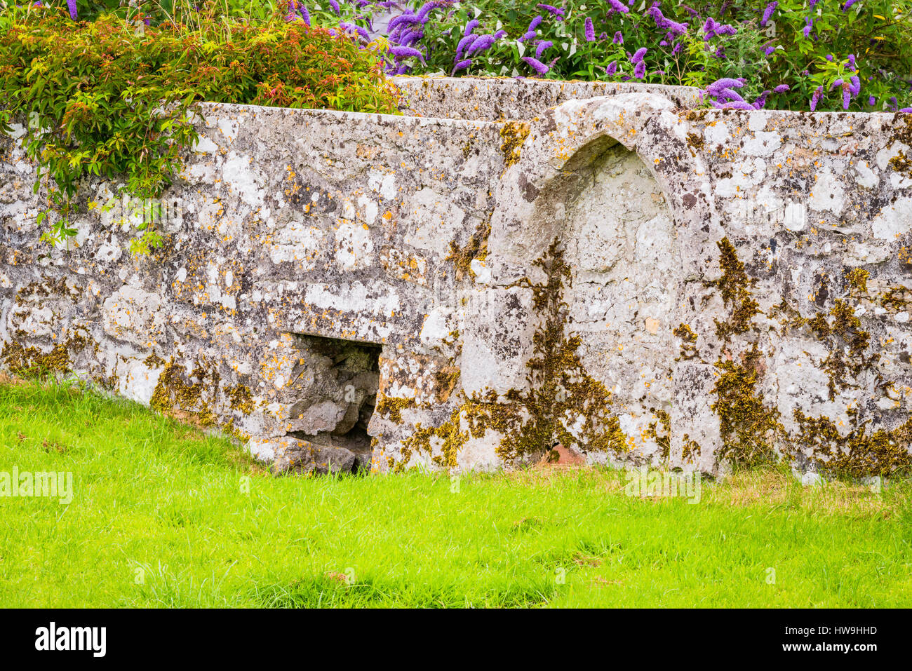 Muro di pietra intorno Clonmacnoise storico terreno di sepoltura nella Contea di Offaly, Irlanda Foto Stock