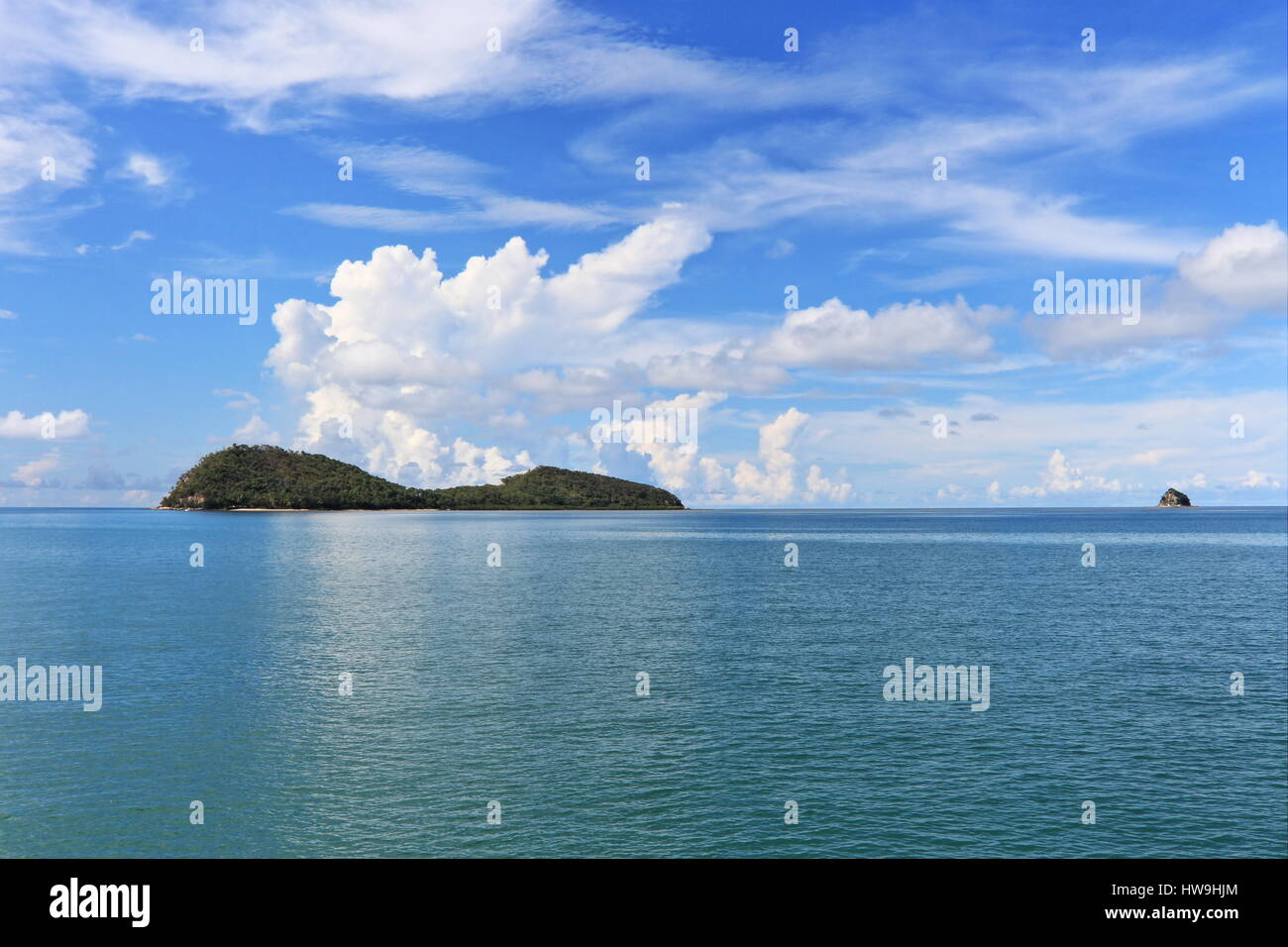 Isola di doppia e Scout Hat offshore vista da Palm Cove Beach in un giorno chiaro con le nuvole edificio davanti a una tempesta di notte Foto Stock