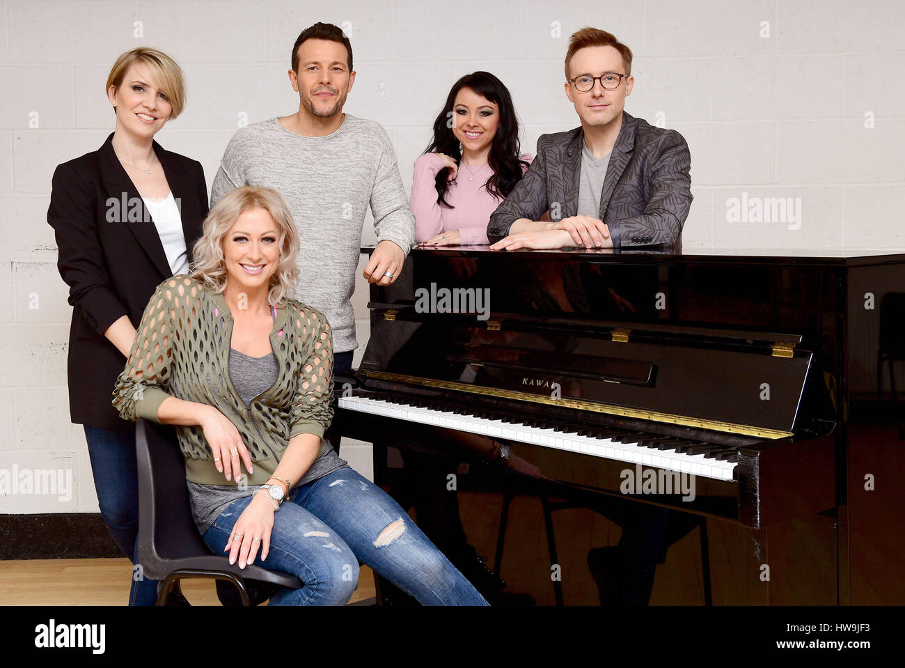 È sotto embargo per 0001 Lunedì 20 marzo (da sinistra a destra) Claire Richards, Faye Tozer, Lee Latchford-Evans, Lisa Scott-Lee e Ian "H" Watkins, che formano la band passi, annunciare il loro nuovo album, singolo e tour mentre ripassando al Pineapple Studios di Londra. Foto Stock