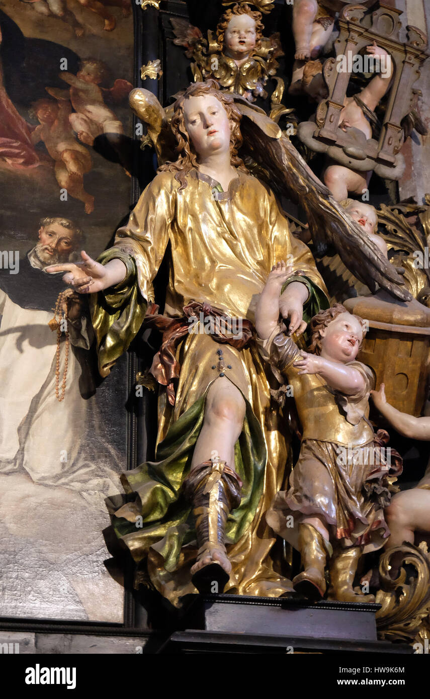 Raffaele Arcangelo e Tobias sull'altare del Santo Rosario nella chiesa parrocchiale di St. Wolfgang sul Wolfgangsee in Austria il 14 dicembre 2014. Foto Stock