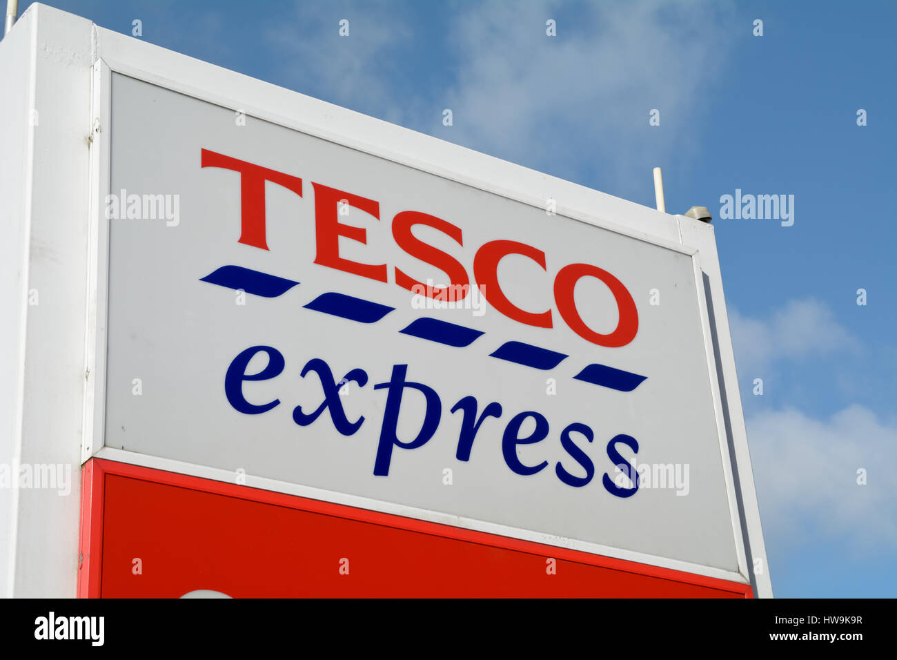 Tesco Express firmare al di fuori del negozio Foto Stock