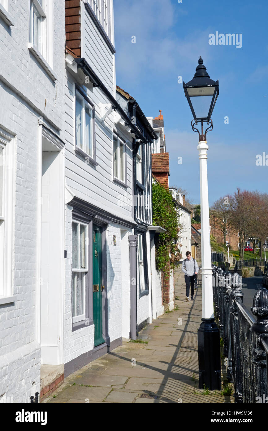 Hastings Old Town High Street, pittoresche case sul marciapiede rialzato, East Sussex, Inghilterra, Regno Unito, GB, Foto Stock