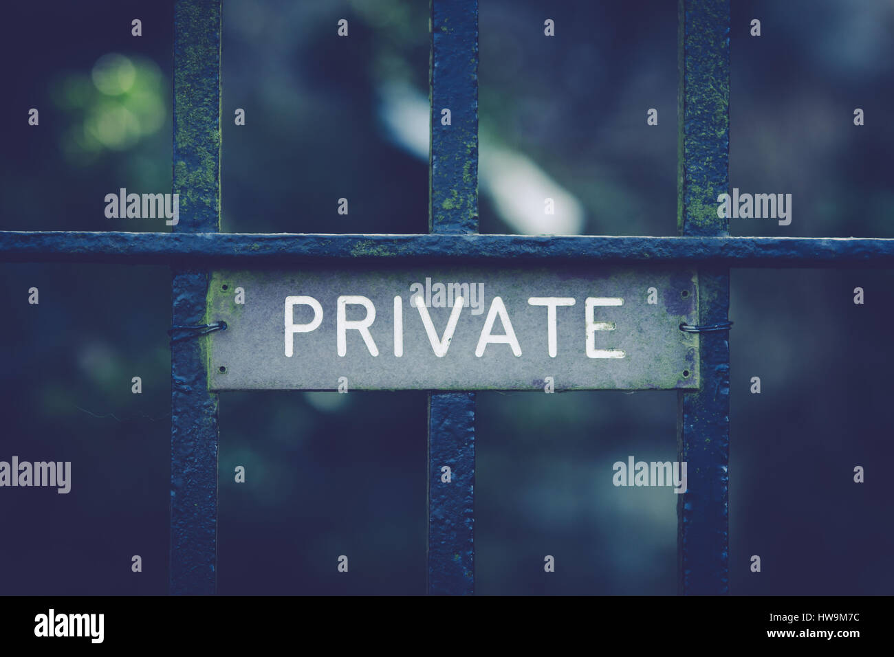 Segno privato sui cancelli in ferro battuto con un antico filtro applicato all'immagine utile per la privacy o i concetti di sicurezza Foto Stock