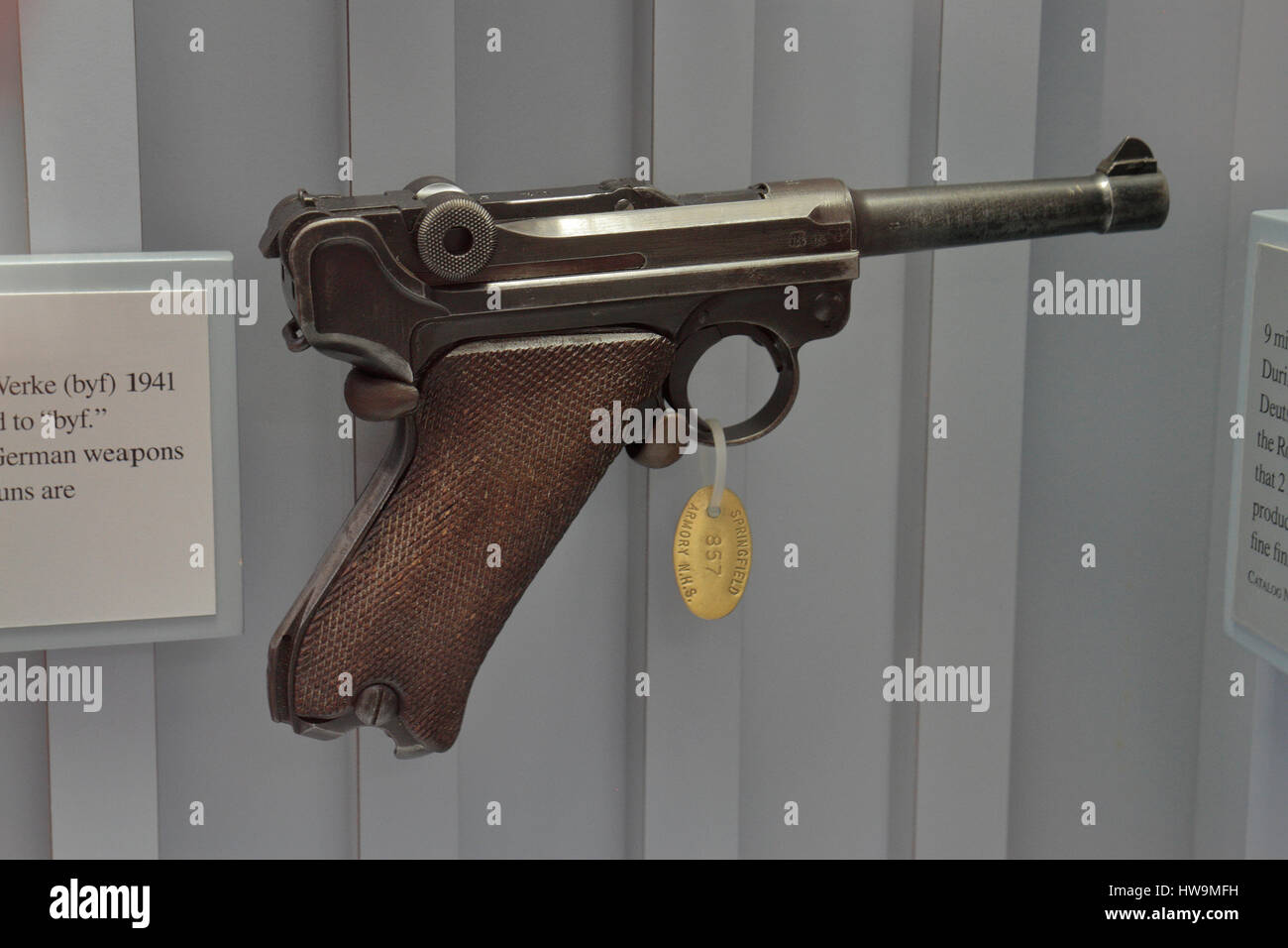 Una Luger P-08 Mauser-Werke (byf) 1941 pistola sul display in Springfield Armory National Historic Site, Springfield, MA, Stati Uniti. Foto Stock