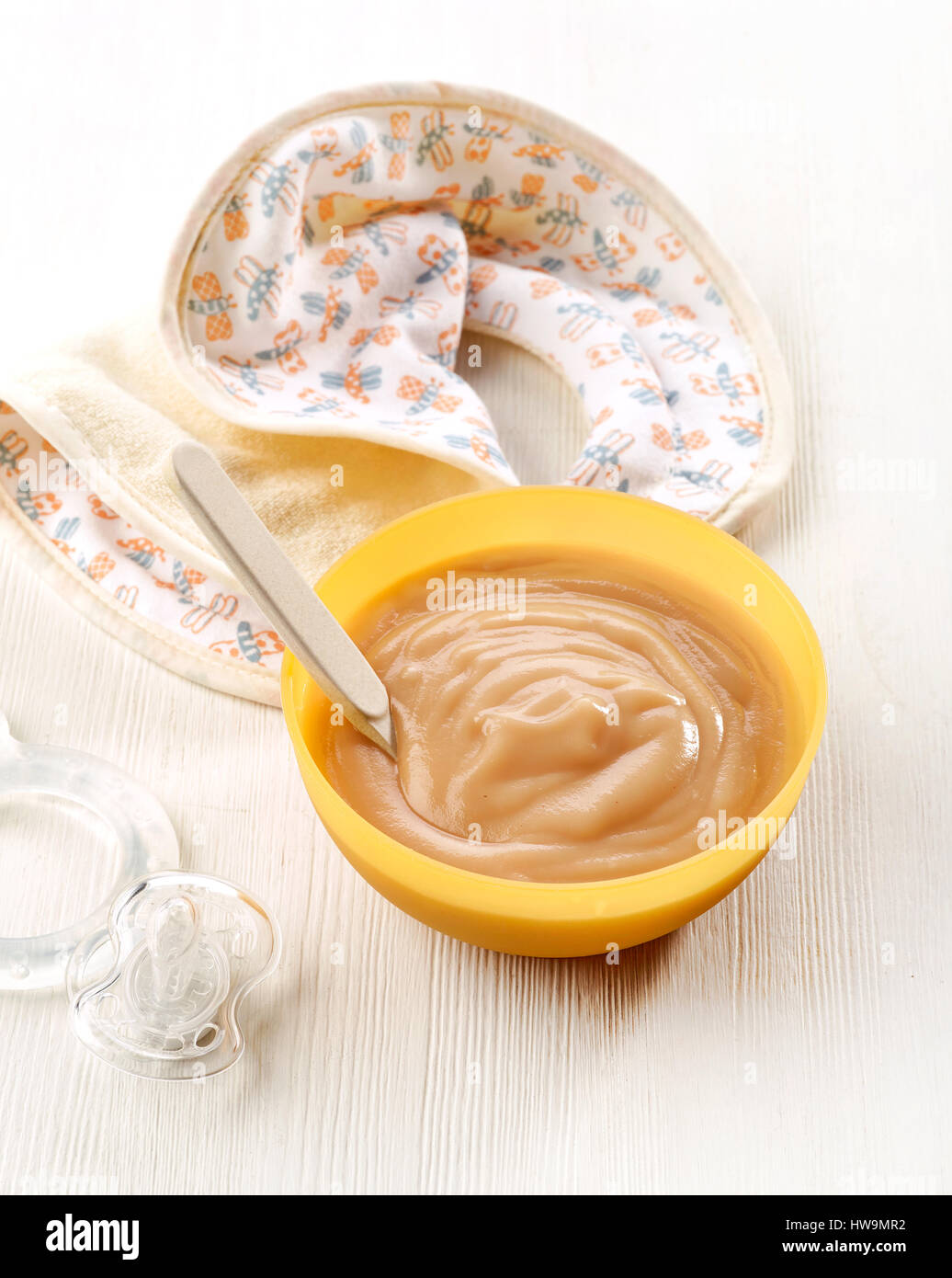 Tazza di purea di mela bianco sul tavolo di legno Foto Stock