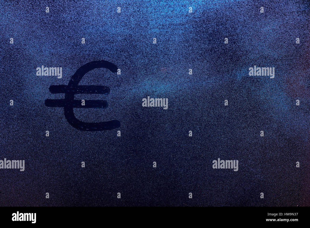Simbolo valuta Euro disegnare sulla finestra di nebbia di vetro. Eurozona denaro segno sulla congelati texture di vetro Foto Stock