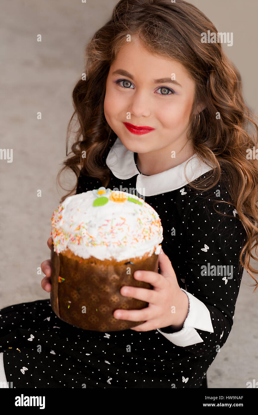 Ritratto di moda di dente dolce bella e suggestiva, allegro, elegante ragazza con un meraviglioso sorriso bianco, trucco tenendo la sua torta di compleanno e cel Foto Stock