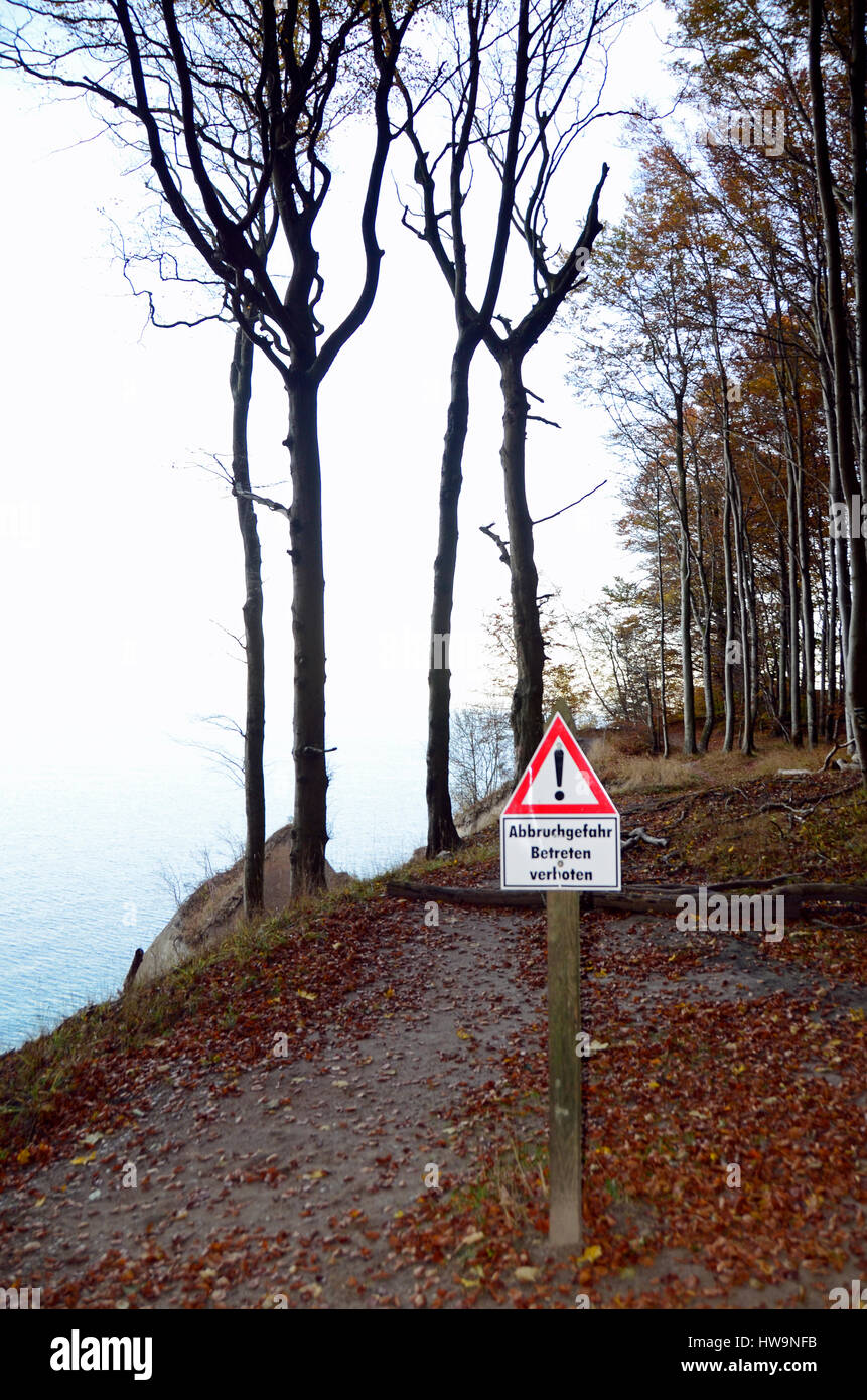 Segnale di avviso, ripida scogliera, Nationalpark Jasmund, Ruegen Isola Foto Stock