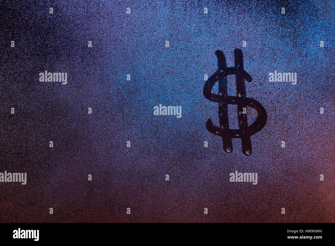 Dollar Cambio segno sulla finestra appannata. Simbolo del dollaro sul bagnato il vetro della finestra Foto Stock